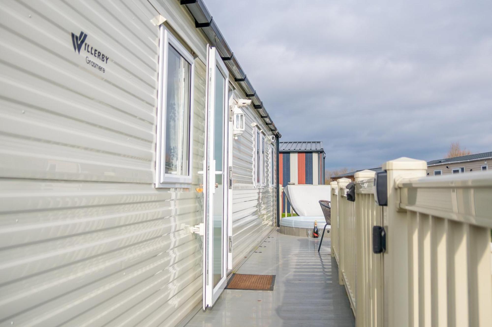 64 Lancaster The Lazy Willow 3 Bedroom Hot Tub Caravan Tattershall Lakes Екстер'єр фото