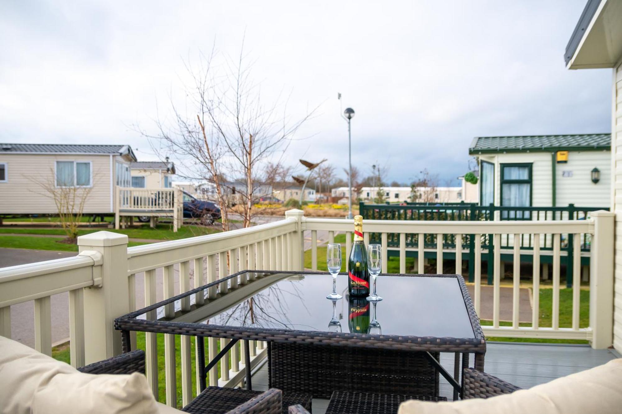 64 Lancaster The Lazy Willow 3 Bedroom Hot Tub Caravan Tattershall Lakes Екстер'єр фото