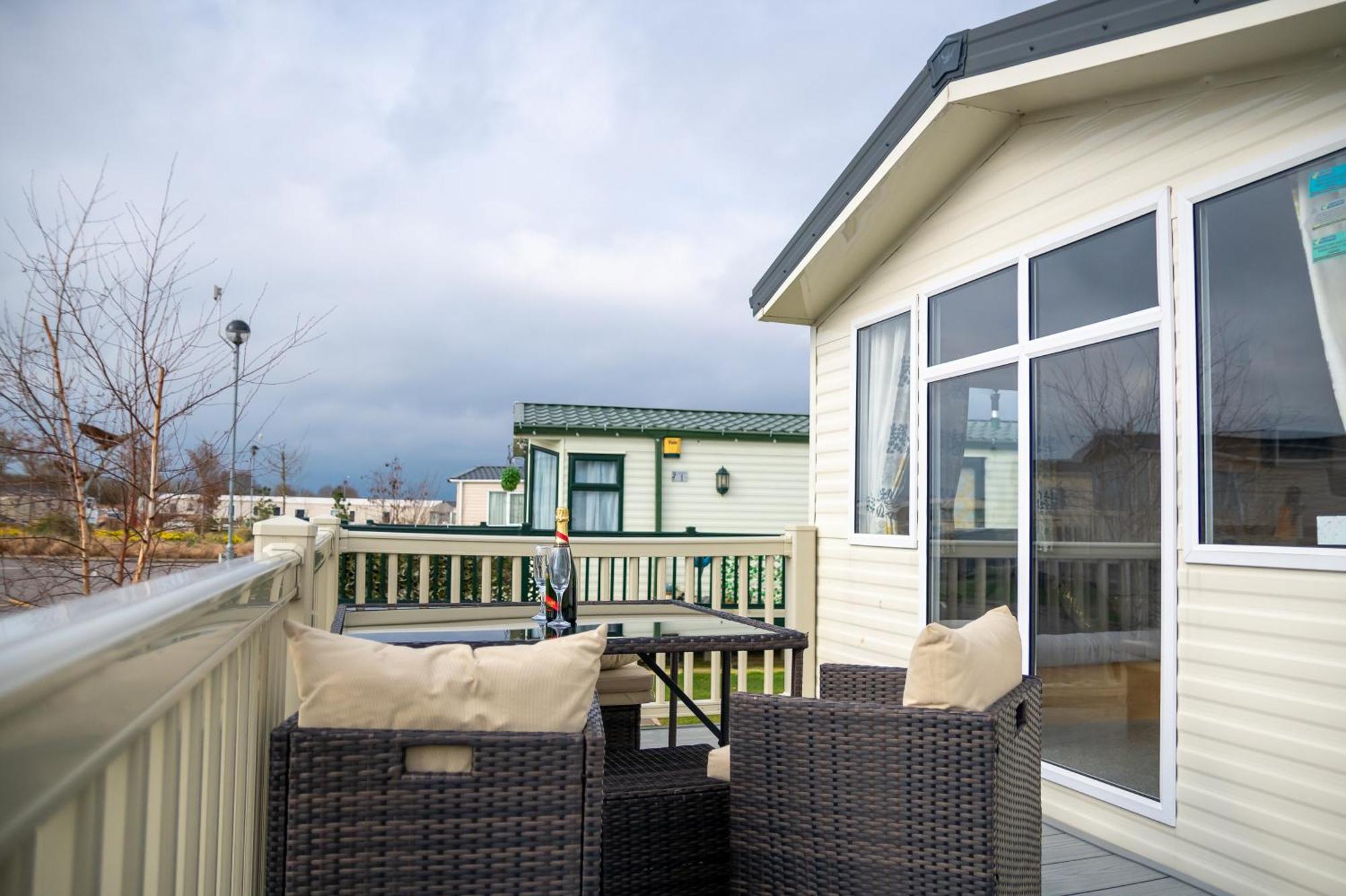 64 Lancaster The Lazy Willow 3 Bedroom Hot Tub Caravan Tattershall Lakes Екстер'єр фото